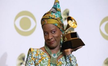Angélique Kidjo : elle rafle son 4e Grammy Awards devant Burna Boy.